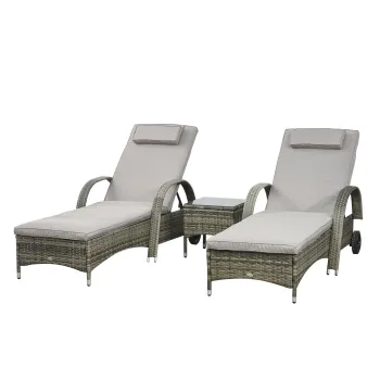 Outsunny Set de 2 sezlonguri mari confortabile : saltea, tetiera, spatar reglabil pe multiple pozitii, cotiere, roti + masuta joasa cu blat din sticla securizata si rasina impletita gri | Aosom Romania imagine