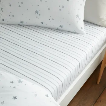Cearceaf pentru copii alb din bumbac pentru patut cu elastic 70x140 cm Stars - Bianca imagine