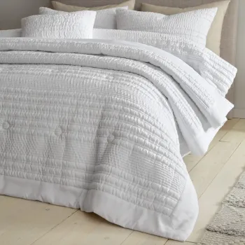 Cuvertura alba matlasata pentru pat dublu 220x220 cm Lennon Stripe - Catherine Lansfield imagine