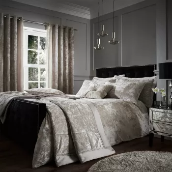 Cuvertura bej matlasata din catifea pentru pat dublu 220x220 cm Crushed - Catherine Lansfield imagine