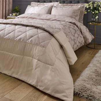 Cuvertura bej matlasata din damasc 240x260 cm Damask Jacquard - Catherine Lansfield imagine