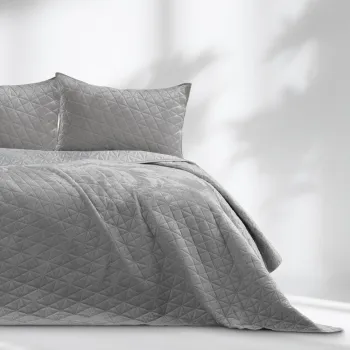 Cuvertura gri deschis matlasata din catifea 170x210 cm Laila - AmeliaHome imagine