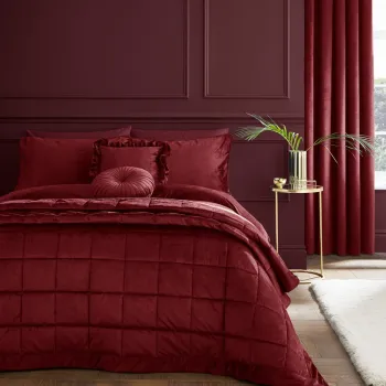 Cuvertura rosie matlasata din catifea 220x220 cm Kingsley - Catherine Lansfield imagine