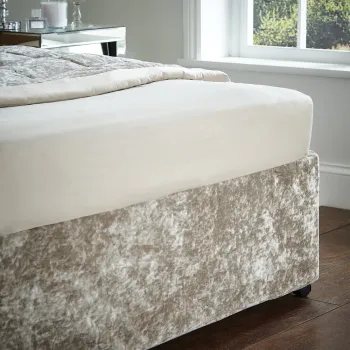 Husa pentru cadru de pat bej din catifea cu elastic 152x198 cm Crushed Velvet - Catherine Lansfield imagine