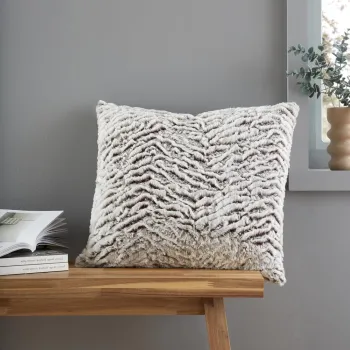 Perna decorativa din blana artificiala 43x43 cm Wolf Faux Fur - Catherine Lansfield imagine