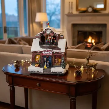 Decoratiune Muzicala de Craciun cu Luminare LED, model Santa Workshop cu Mos Craciun in mansarda, ceas decorativ, acoperis inzapezit, ferestre cu jucarii, copii la intrare imagine