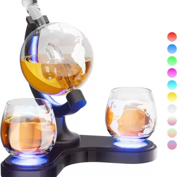 Set decantor cu doua pahare din sticla, design Glob Pamantesc, cu suport de lemn, 850 ml imagine