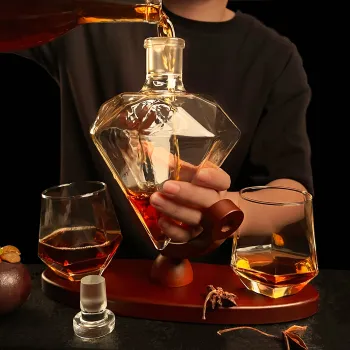 Set Decantor Whisky sub forma de Diamant cu suport de lemn si 2 pahare, 850ml imagine
