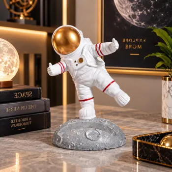 Statueta Astronaut Alb cu Casca Aurie pe Luna Decoratiune Birou 20cm imagine