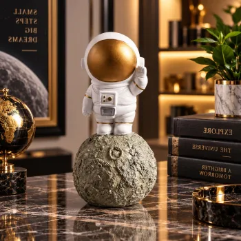 Statueta Decorativa Astronaut pe Luna din Rasina - Design Premium Alb-Auriu, 6 x 6 x 12 cm imagine